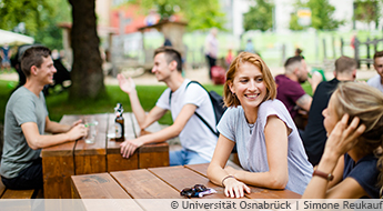 Studierende sitzen im Biergarten