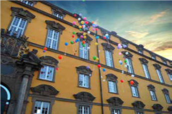 Aufsteigende Luftballons vor Osnabrücker Schloss.#
Foto: Universität Osnabrück/ International Office