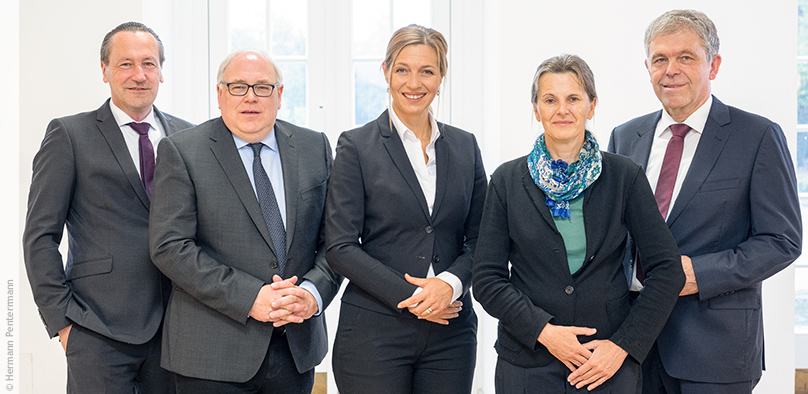 [Translate to English:] v.l.n.r.: Prof. Dr. Kai-Uwe Kühnberger, Prof. Dr. Jochen Oltmer, Prof. Dr. Susanne Menzel-Riedl, Prof. Dr. Andrea Lenschow, Dr. Wilfried Hötker