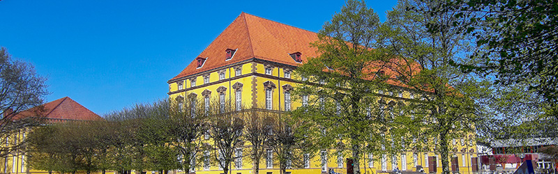 Das Schloss im Frühjahr 2020 vor strahlend blauem Himmel