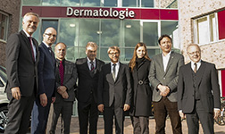 Gruppenbild vor der Hautklinik: Oberbürgermeister Wolfgang Griesert, Rüdiger Eichel vom Wissenschaftsministerium, Vizepräsident Prof. Dr. Thomas Bals, Universitätspräsident Prof. Dr. Wolfgang Lücke, Prof. Dr. Swen Malte John, Vizepräsidentin Prof. Dr. Susanne Menzel, Geschäftsführer des Klinikums Frans Blok und Hon.-Prof. Dr. Stefan Brandenburg von der Berufsgenossenschaft.