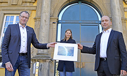 Patrik Rosen, Universitätspräsidentin Prof. Susanne Menzel-Riedl und der neu berufene Professor Dr. Martin Atzmüller vor dem Osnabrücker Schloss