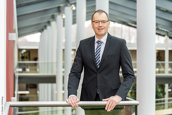 Portraitfoto von Patrik Rosen, im HIntergrund ist Halle zu sehen