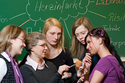 Mehrere Studenten und Lehrkraft vor einer Tafel

© Universität Osnabrück / Michael Münch