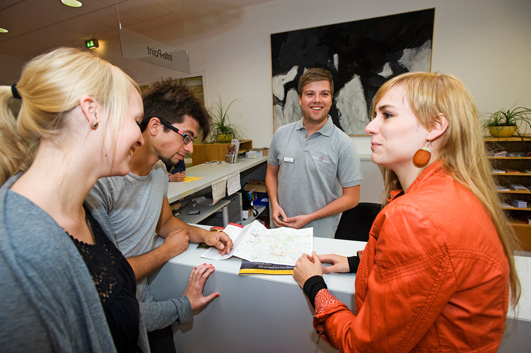 Studerende am infopoint der Uni Osnabrück