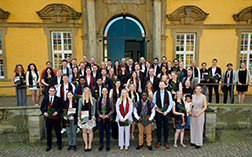 Gruppenfoto der Promovierten auf der Schlosstreppe